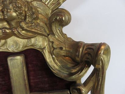 Christ en bois sculpté laqué dans un encadrement...