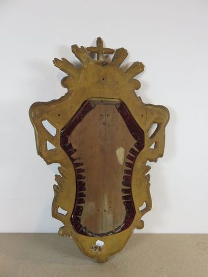 Christ en bois sculpté laqué dans un encadrement...