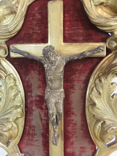 Christ en bois sculpté laqué dans un encadrement...