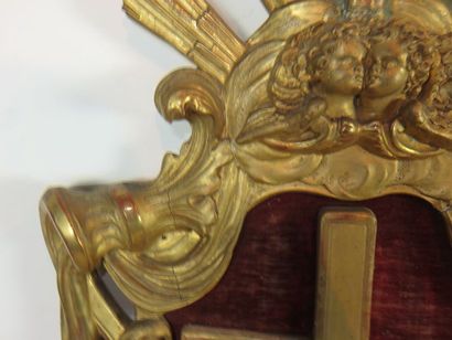 Christ en bois sculpté laqué dans un encadrement...