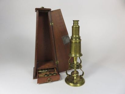 Microscope en bronze. Signé Dollond, London...