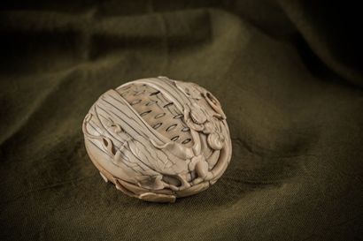 CHINE - XVIIIe siècle Boite en forme de grenade...