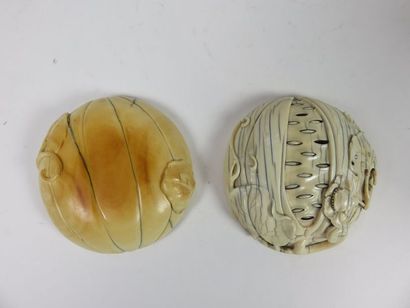 CHINE - XVIIIe siècle Boite en forme de grenade...