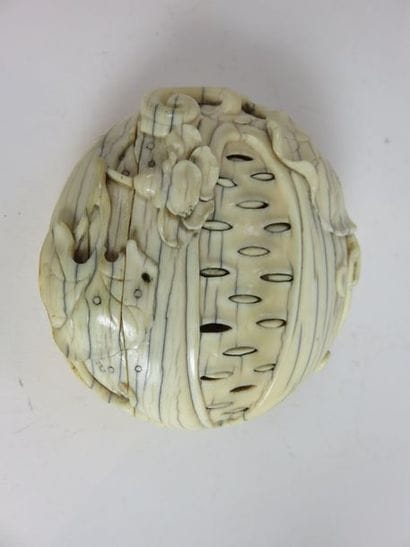 CHINE - XVIIIe siècle Boite en forme de grenade...