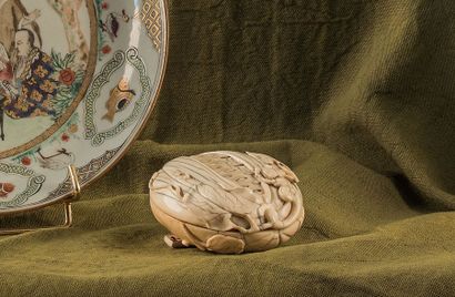CHINE - XVIIIe siècle Boite en forme de grenade...