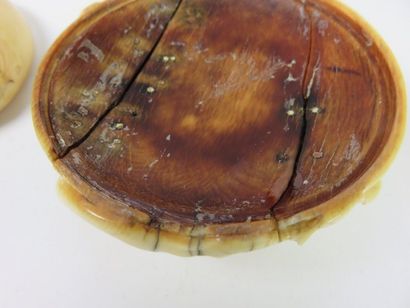 CHINE - XVIIIe siècle Boite en forme de grenade...