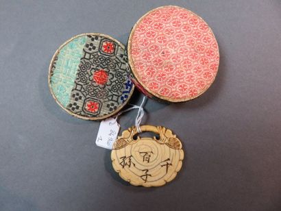 CHINE - XIXe siècle Pendentif en ivoire gravé...