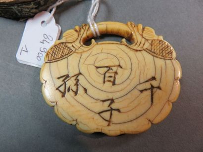 CHINE - XIXe siècle Pendentif en ivoire gravé...