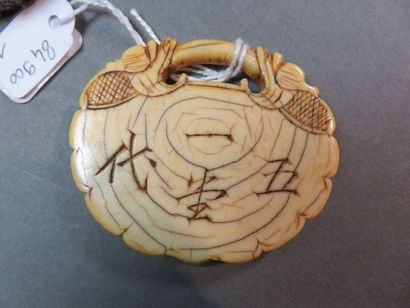 CHINE - XIXe siècle Pendentif en ivoire gravé...