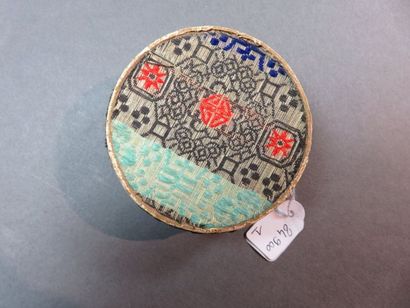 CHINE - XIXe siècle Pendentif en ivoire gravé...