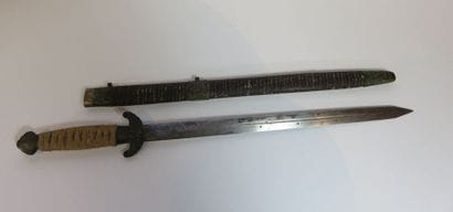 CHINE - Vers 1900 Sabre, la lame ornée d'un...