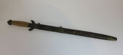 CHINE - Vers 1900 Sabre, la lame ornée d'un...