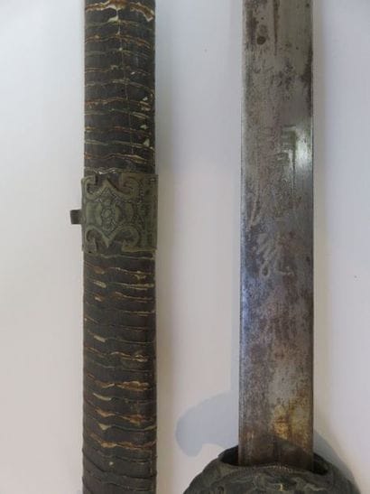 CHINE - Vers 1900 Sabre, la lame ornée d'un...