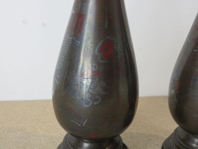 INDOCHINE Paire de vases en bronze à décor...