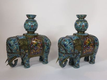 CHINE - Début du XXe siècle Paire d'éléphants...
