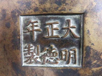 CHINE - XVIe/XVIIe siècle Brûle-parfum tripode...