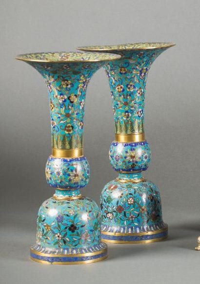 CHINE Paire de vases en bronze cloisonné...