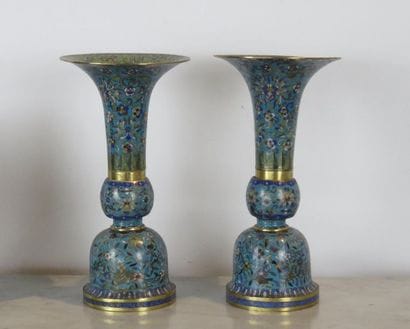 CHINE Paire de vases en bronze cloisonné...