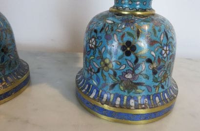 CHINE Paire de vases en bronze cloisonné...