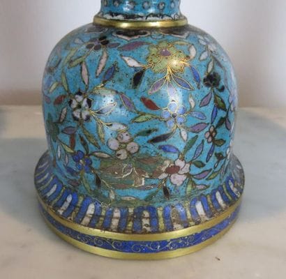CHINE Paire de vases en bronze cloisonné...