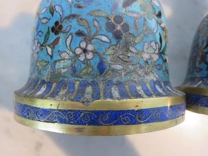 CHINE Paire de vases en bronze cloisonné...