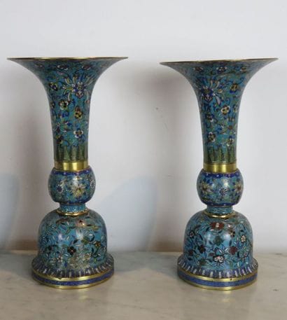 CHINE Paire de vases en bronze cloisonné...