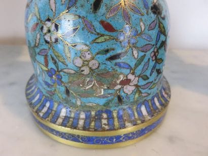 CHINE Paire de vases en bronze cloisonné...