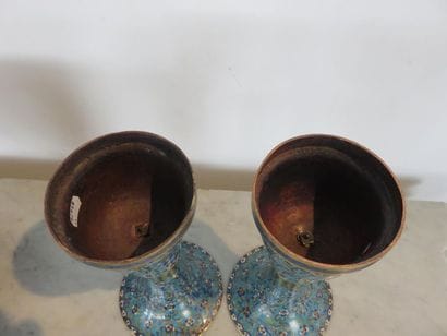 CHINE Paire de vases en bronze cloisonné...