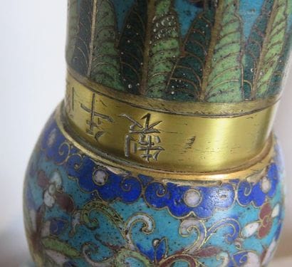 CHINE Paire de vases en bronze cloisonné...