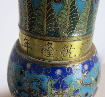 CHINE Paire de vases en bronze cloisonné...