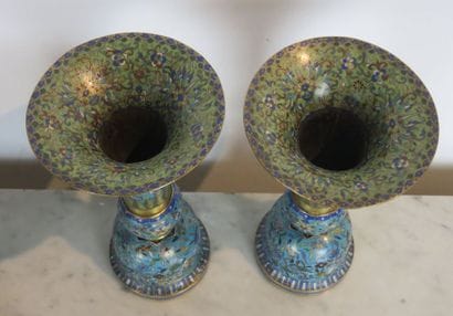 CHINE Paire de vases en bronze cloisonné...
