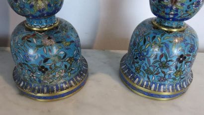 CHINE Paire de vases en bronze cloisonné...