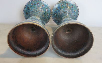 CHINE Paire de vases en bronze cloisonné...