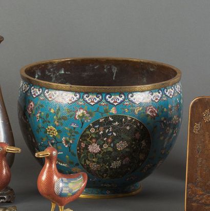 CHINE - Début du XXe siècle Vasque en bronze...