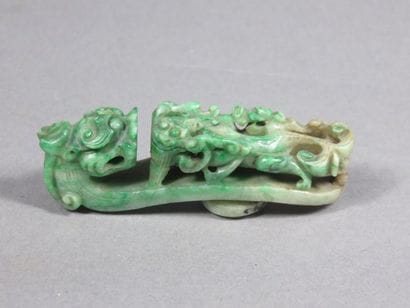 CHINE - Début du XXe siècle Fibule en jadéite...