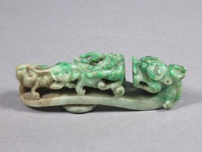 CHINE - Début du XXe siècle Fibule en jadéite...