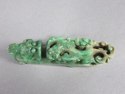 CHINE - Début du XXe siècle Fibule en jadéite...
