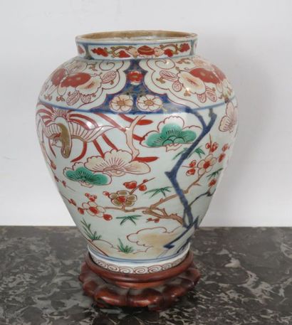 JAPON Vase balustre en porcelaine à décor...