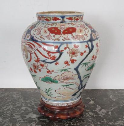 JAPON Vase balustre en porcelaine à décor...