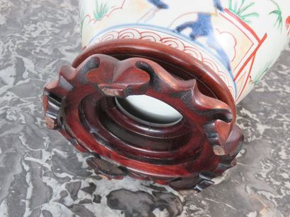 JAPON Vase balustre en porcelaine à décor...