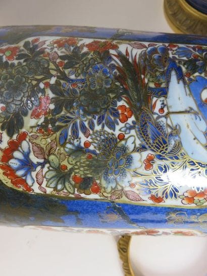 CHINE - XIXe siècle Paire de vases en porcelaine...