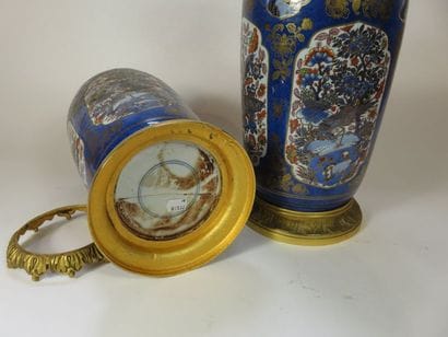 CHINE - XIXe siècle Paire de vases en porcelaine...