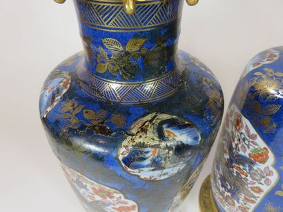 CHINE - XIXe siècle Paire de vases en porcelaine...