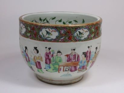 CHINE, Canton - XIXe siècle Pot en porcelaine...