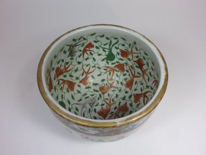 CHINE, Canton - XIXe siècle Pot en porcelaine...