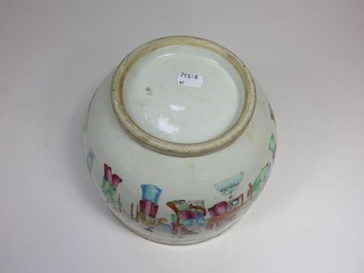 CHINE, Canton - XIXe siècle Pot en porcelaine...