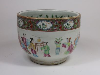 CHINE, Canton - XIXe siècle Pot en porcelaine...