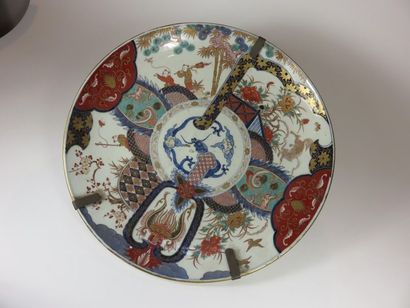 JAPON - XIXe siècle Grand plat circulaire...