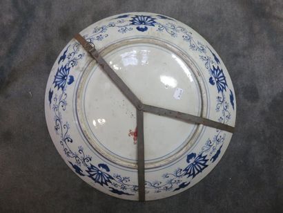 JAPON - XIXe siècle Grand plat circulaire...