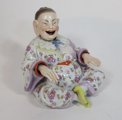 Magot chinois en porcelaine présentant un...